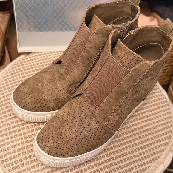 Boots - Picture 1 of 2